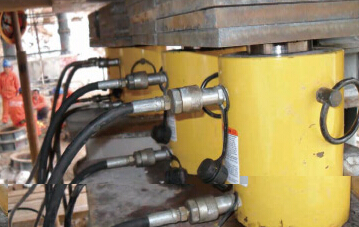 4台千斤顶同时顶升桥梁