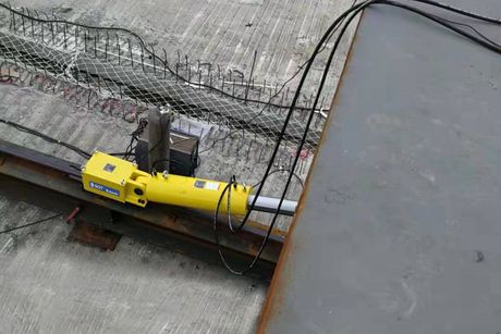 钢箱梁同步顶推