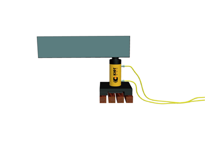 第三步：柱塞缩回，在底盘中央插入2根垫块，以支撑下次顶升