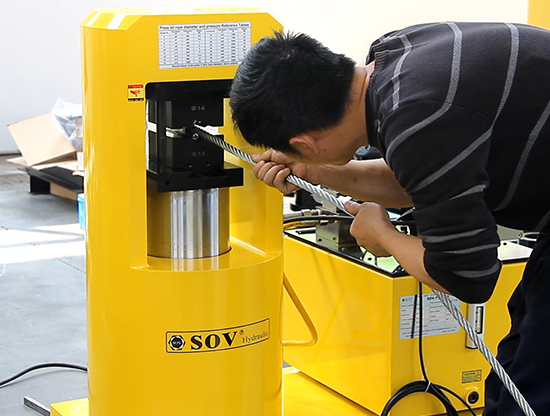 PA集团350吨钢丝绳压套机压制过程